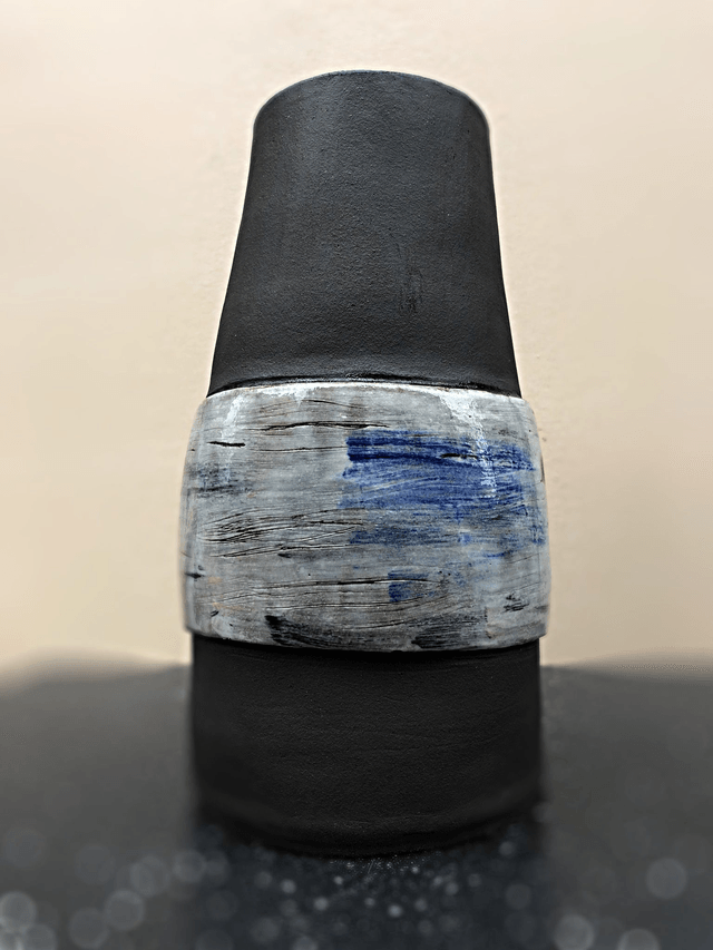 Vase en Grès noir avec bandeau de couleur